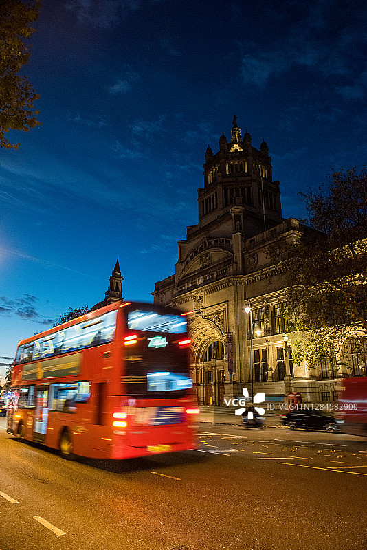 V&A博物馆和红色巴士图片素材