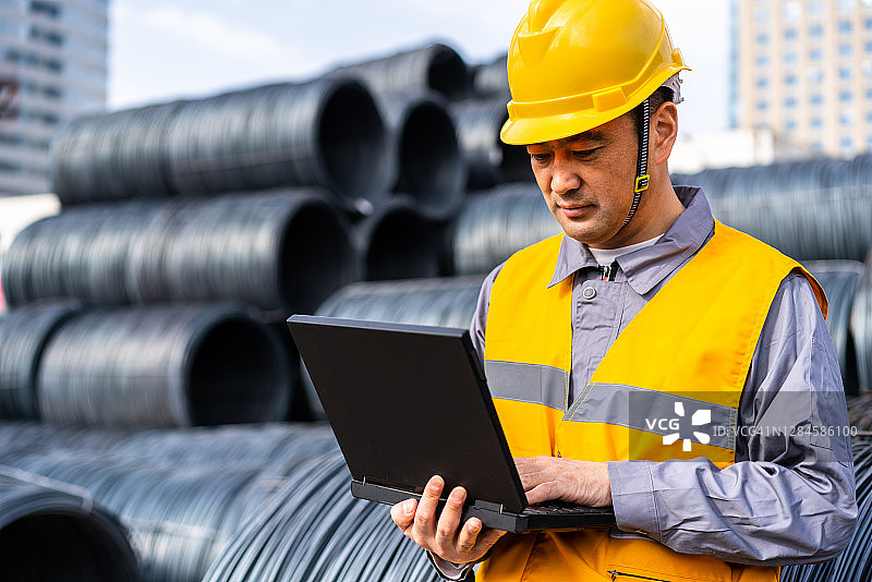 亚洲工人在钢铁市场工作图片素材