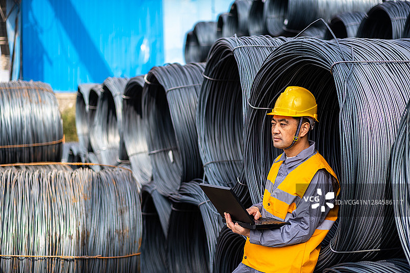 亚洲工人在钢铁市场工作图片素材