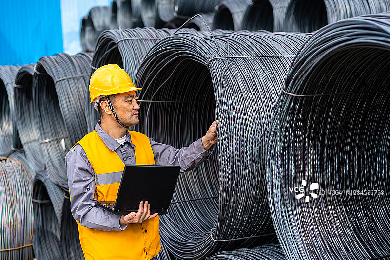 亚洲工人在钢铁市场工作图片素材