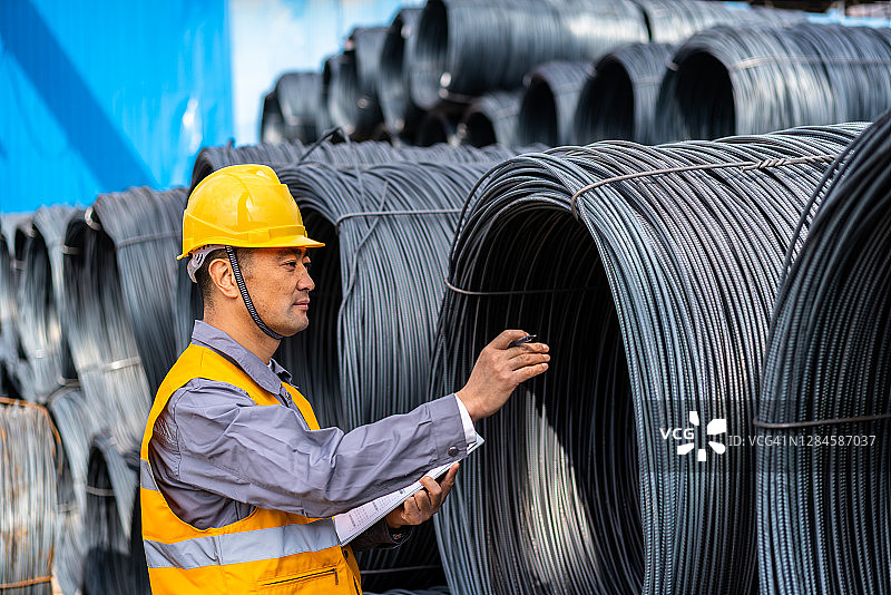 亚洲工人在钢铁市场工作图片素材