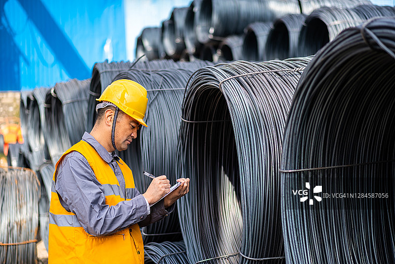 亚洲工人在钢铁市场工作图片素材