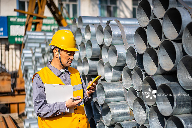 亚洲工人在钢铁市场工作图片素材