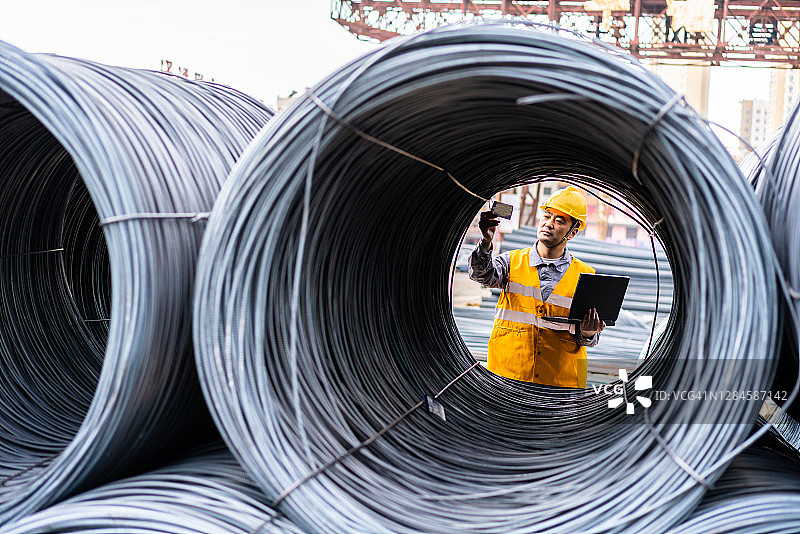 亚洲工人在钢铁市场工作图片素材