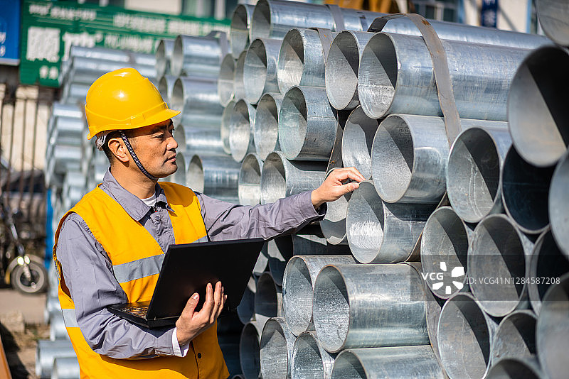 亚洲工人在钢铁市场工作图片素材