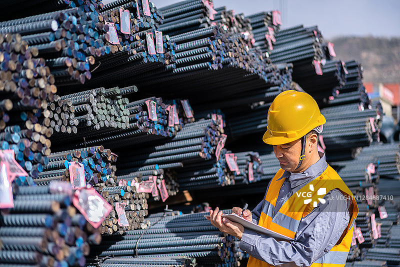 亚洲工人在钢铁市场工作图片素材