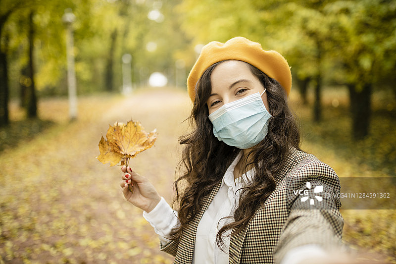 在冠状病毒大流行期间戴防护口罩的女时尚博主图片素材