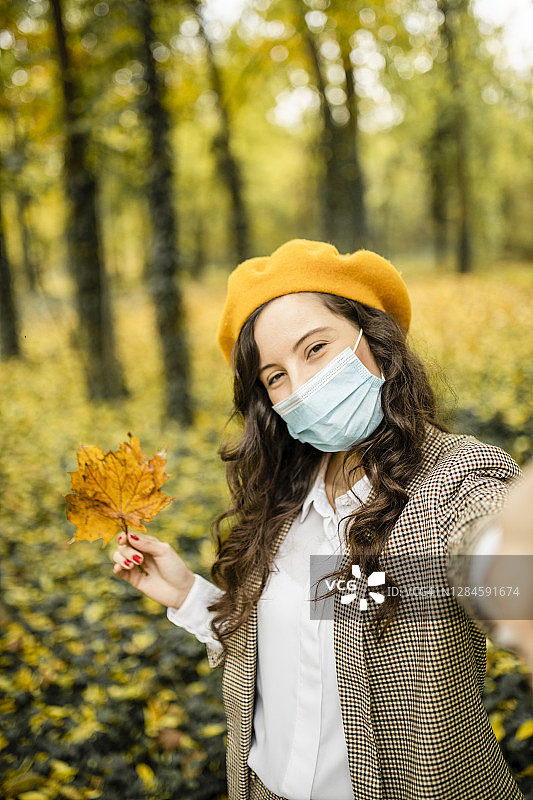 在冠状病毒大流行期间戴防护口罩的女时尚博主图片素材