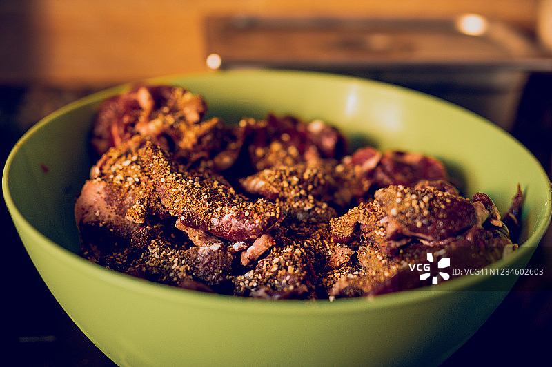 切碎的调味生肉碗图片素材