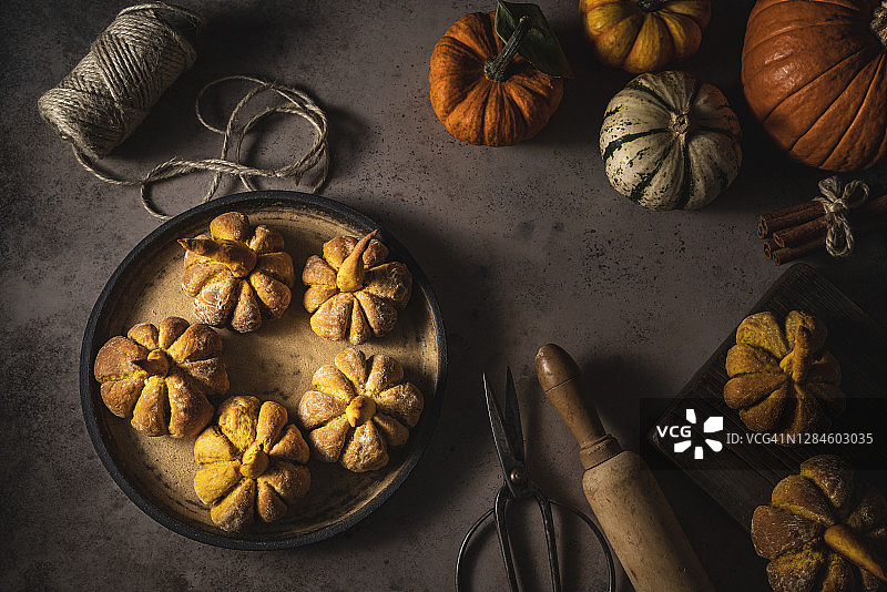 自制南瓜形状的秋季南瓜面包图片素材
