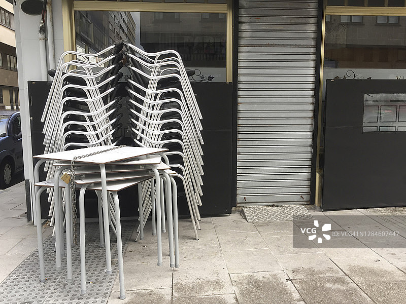 因第二波新冠疫情而关闭的西班牙拉科鲁尼亚酒吧。图片素材