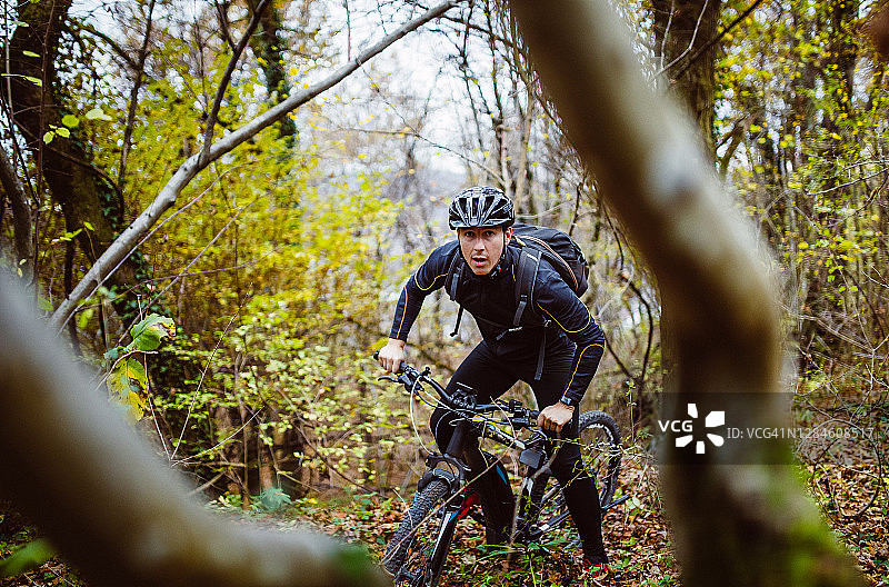 男子在森林中骑自行车图片素材