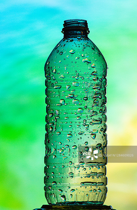 彩色背景下的塑料水瓶图片素材