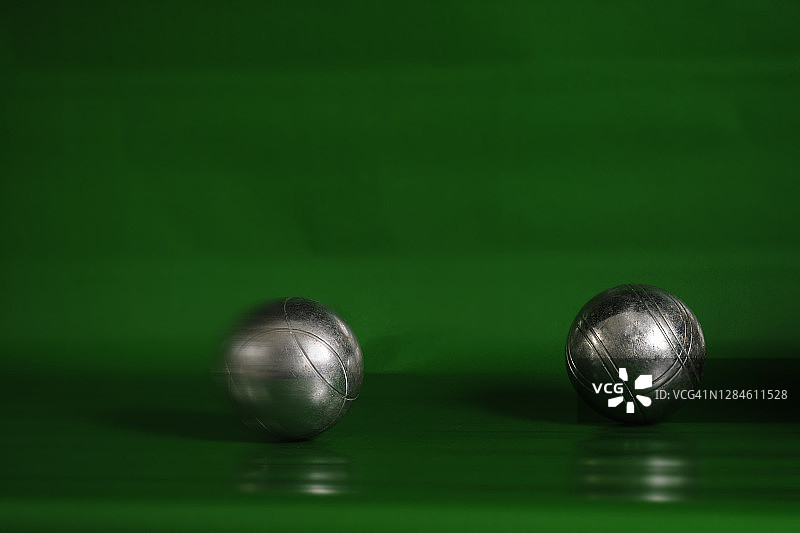 用过的旧银色球图片素材