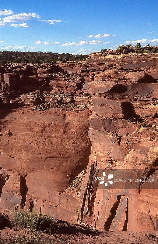 犹他州峡谷地国家公园的红色岩壁图片素材