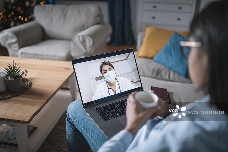 年轻女性与女医生进行在线医疗会议图片素材