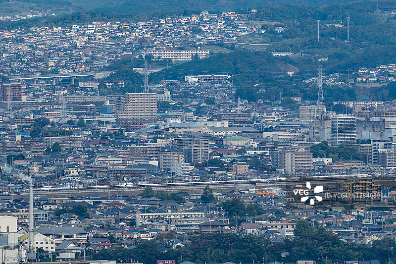 行驶于日本静冈县三岛市的新干线图片素材