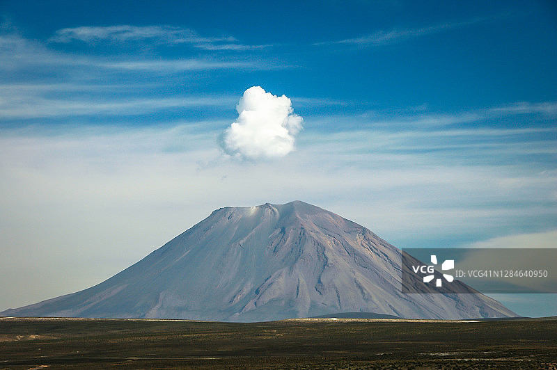 秘鲁阿雷基帕附近高海拔平原上的米斯蒂火山（5822米）图片素材