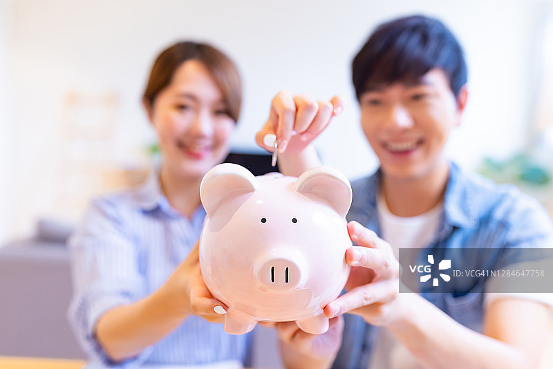 情侣展示他们的存钱罐图片素材