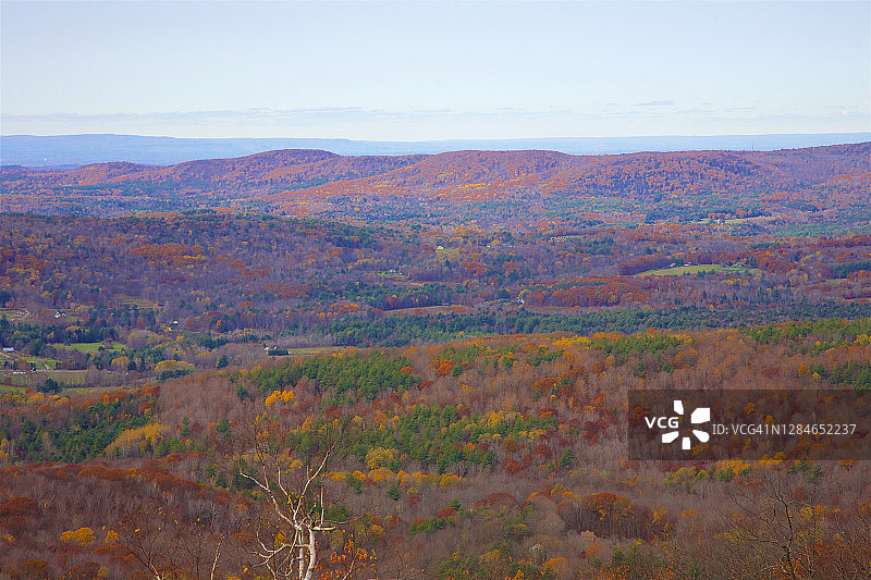 从匹兹菲尔德州立森林眺望的景色，匹兹菲尔德图片素材