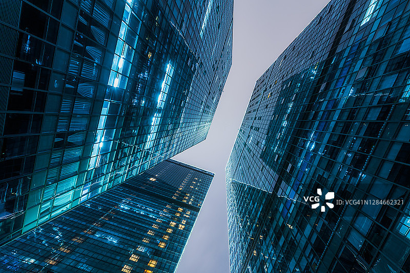 夜幕下灯火通明的摩天大楼图片素材