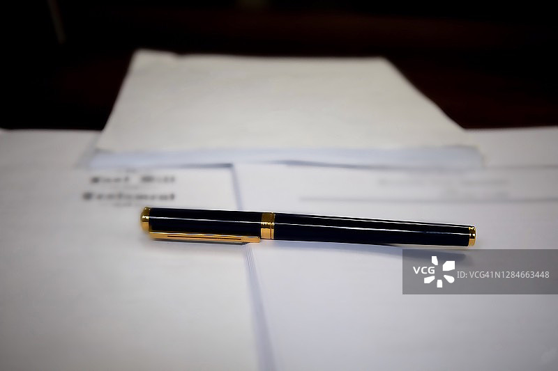 木桌上的遗嘱和其他遗产规划文件图片素材