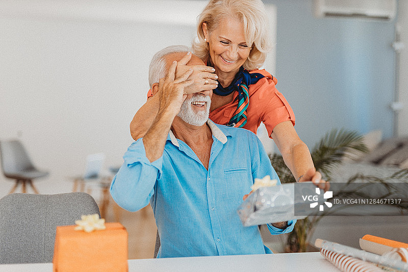 老年人包装礼物图片素材