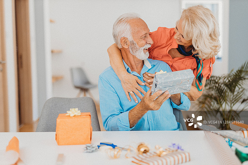老年人包装礼物图片素材