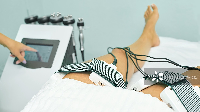 激光溶脂设备：美容院的女性脂肪减少护理，抗橘皮组织程序图片素材