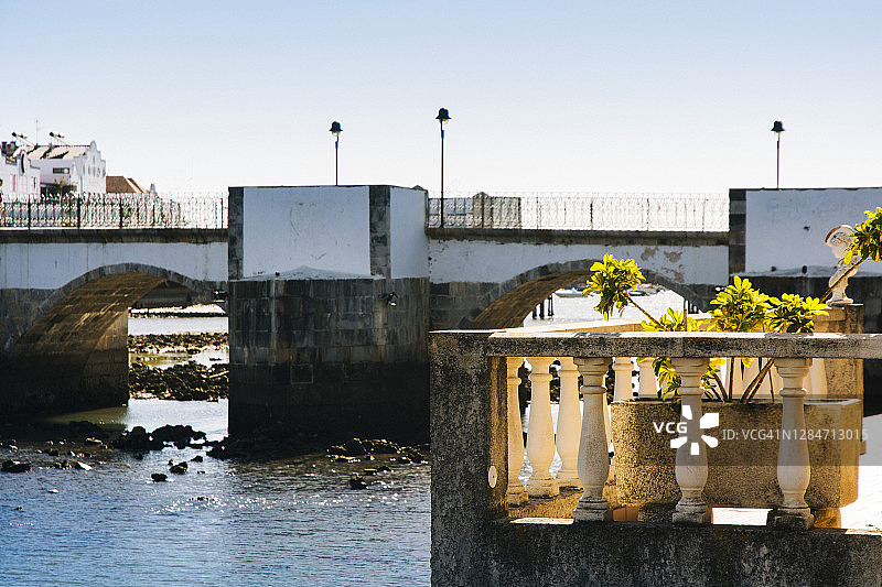 葡萄牙塔维拉，希良河上的罗马桥阳台景观图片素材
