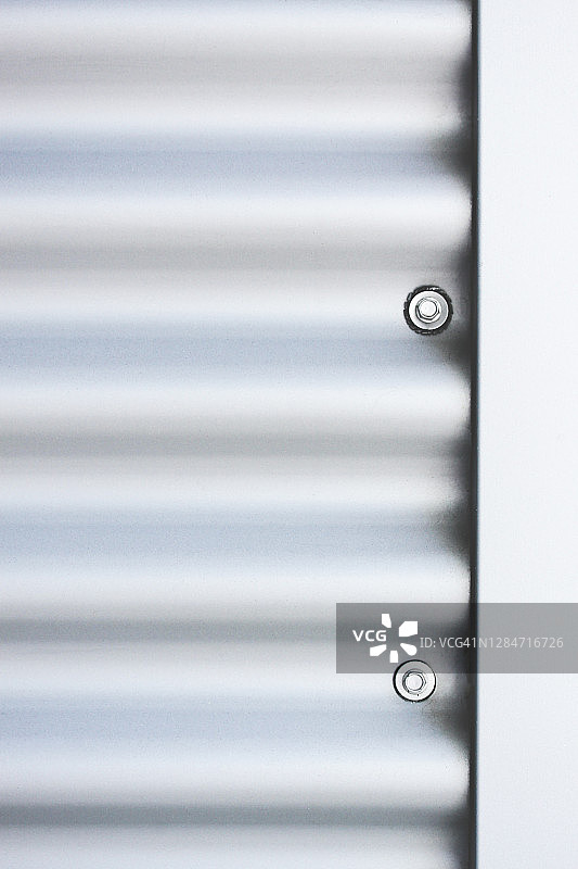 带铆钉的瓦楞金属板图片素材