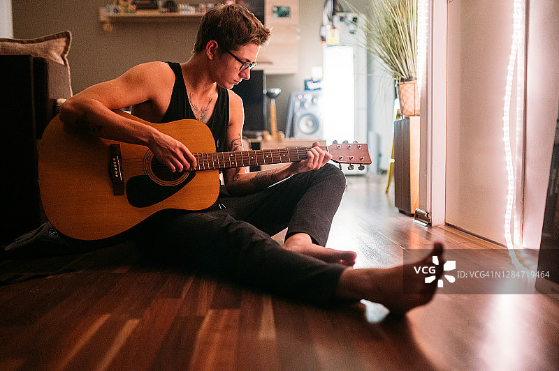 男人正在弹奏原声吉他图片素材