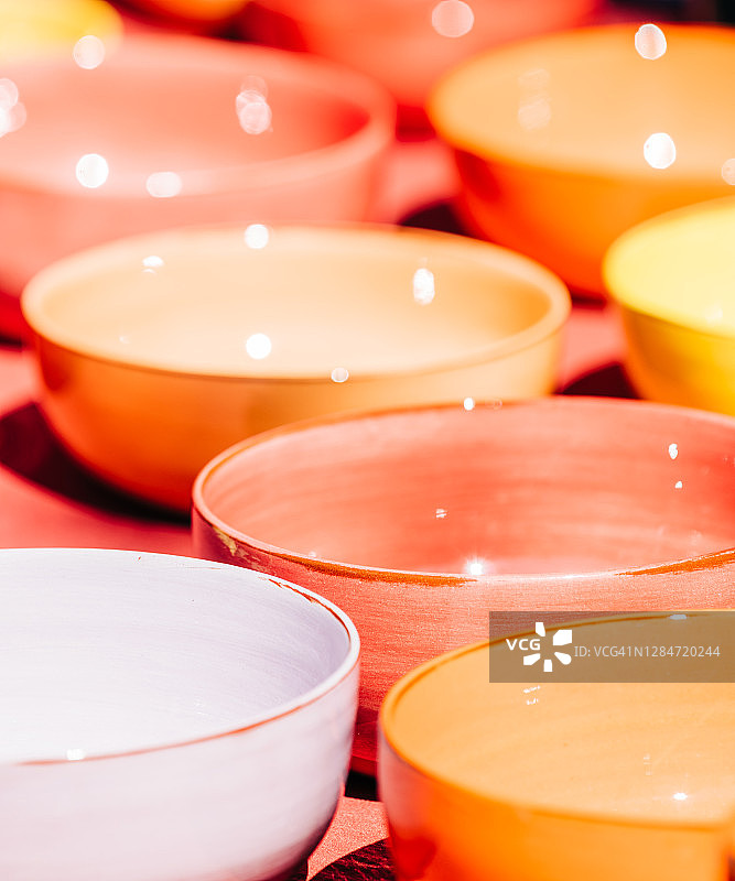 法国市场的陶瓷碗图片素材