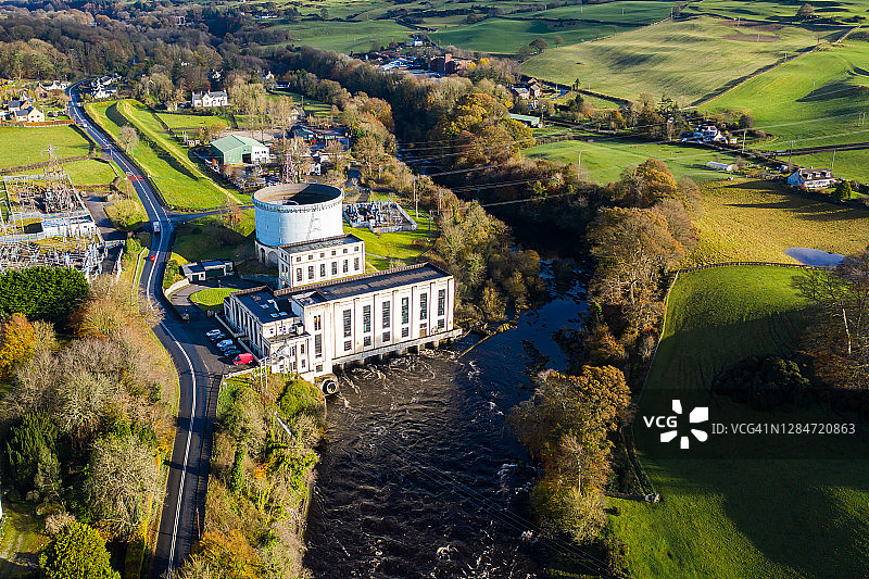 苏格兰西南部邓弗里斯和盖洛韦农村地区的水力发电站高空鸟瞰图片素材