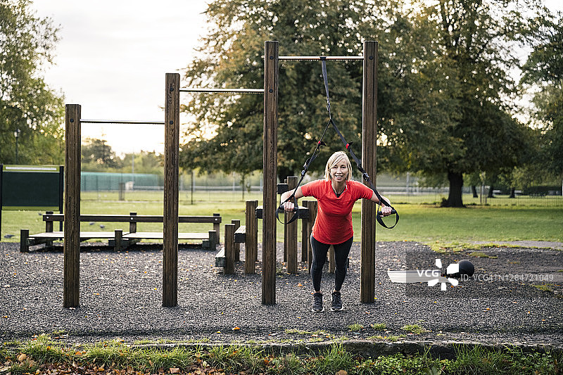 运动员在公园进行悬挂训练图片素材