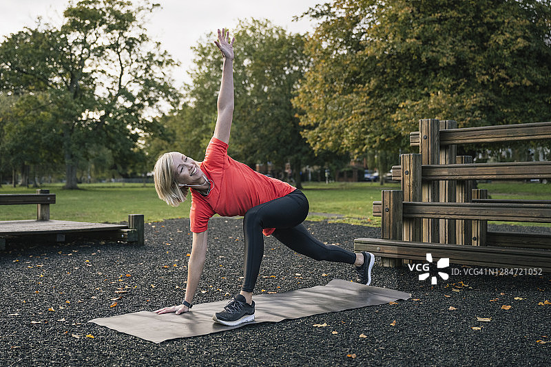 女人做弓步旋转伸展运动图片素材