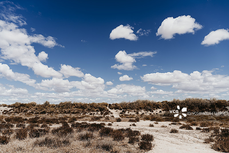 西班牙纳瓦拉：巴尔德纳斯雷亚莱斯沙漠景观上的云彩图片素材