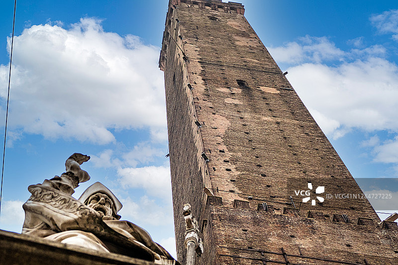 意大利博洛尼亚市中心的阿西内利塔图片素材