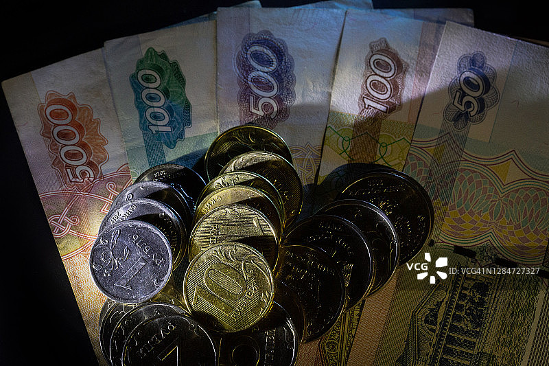 俄罗斯卢布纸币和硬币图片素材