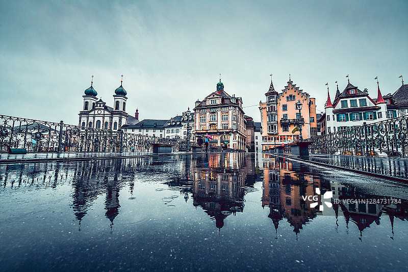 瑞士琉森桥上阴沉的天空和雨图片素材