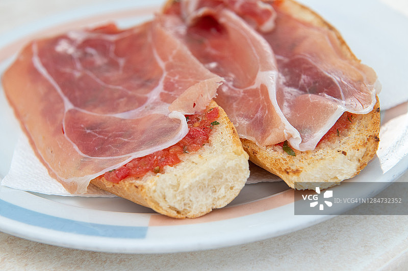 番茄面包和塞拉诺火腿三明治图片素材
