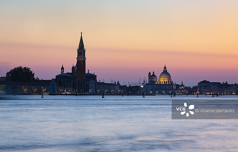 意大利威尼托威尼斯：黄昏时分的威尼斯海滨，背景是安康圣母教堂和圣乔治马焦雷教堂图片素材