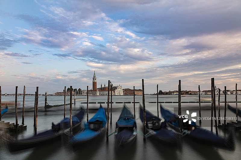 意大利威尼斯：码头贡多拉与圣乔治马焦雷教堂图片素材