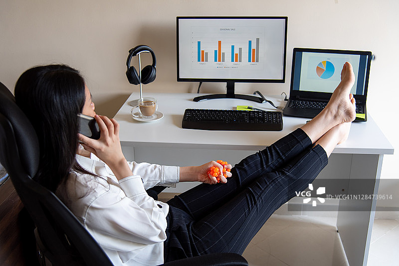 工作时按压压力球的女人图片素材