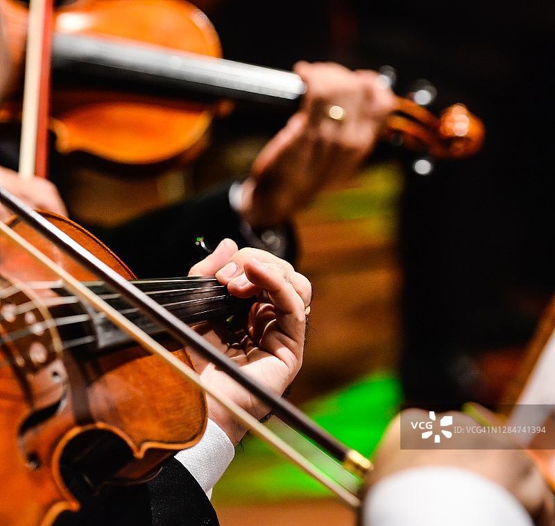 演奏小提琴的音乐家图片素材