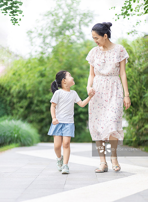 母女边走边聊图片素材