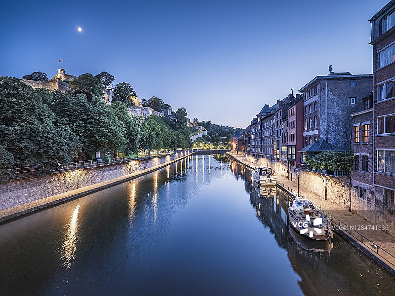 比利时那慕尔省那慕尔：停泊在城市运河沿岸的摩托艇在黄昏时分图片素材