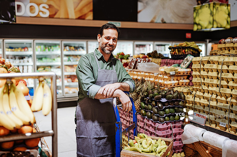 拉丁美洲超市蔬菜水果店员图片素材