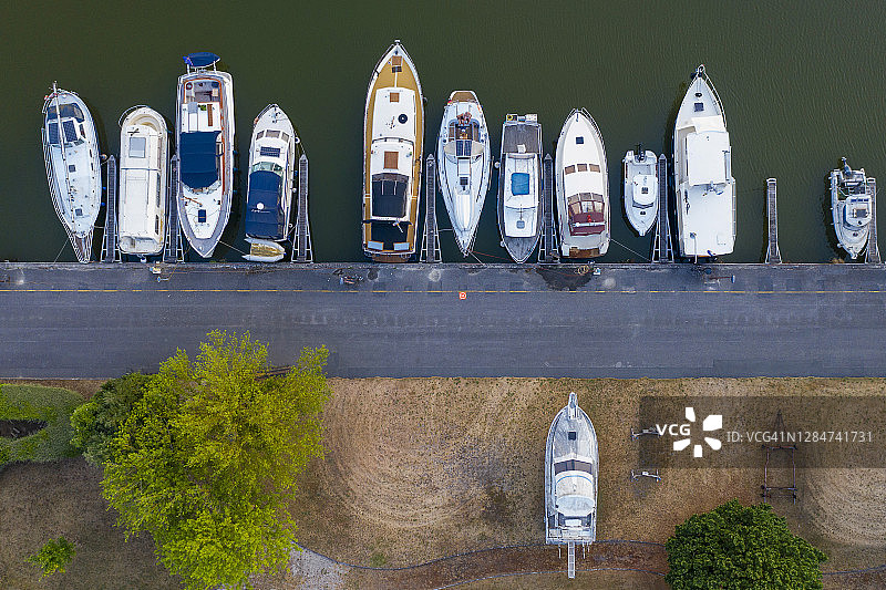法国埃纳省圣康坦：停泊在圣康坦运河沿岸的船只鸟瞰图图片素材