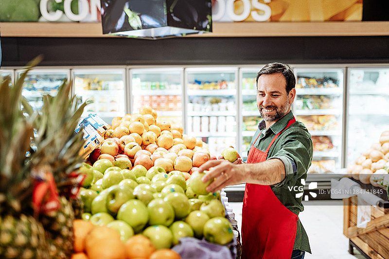 拉丁美洲超市蔬菜水果店员图片素材